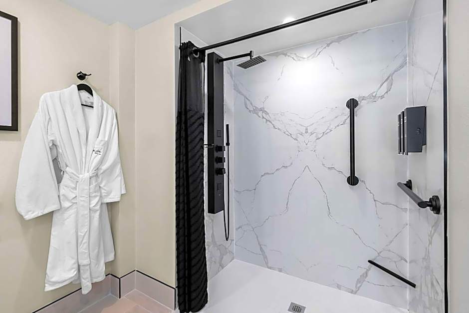 Latitude Suites Tinton Falls Eatontown/BW Premier Collection