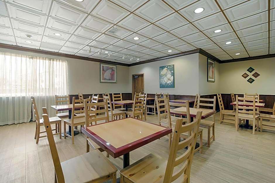 Quality Inn & Suites Conference Center Statesboro Historic District