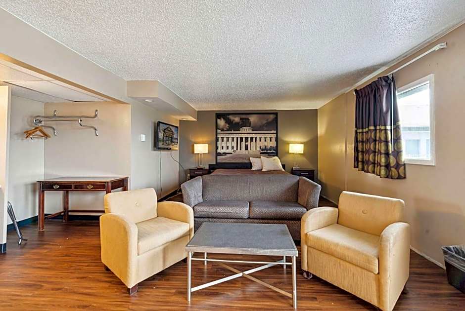 Super 8 by Wyndham Millbury/Toledo