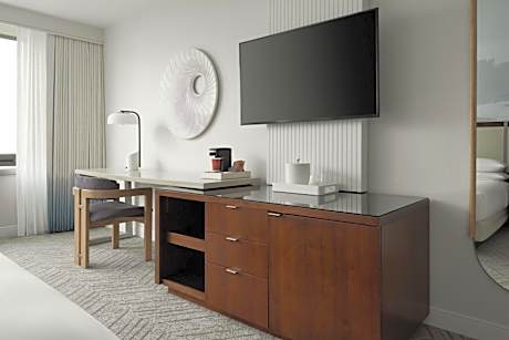 King Room with Roll-in Shower - Mobility Accessible