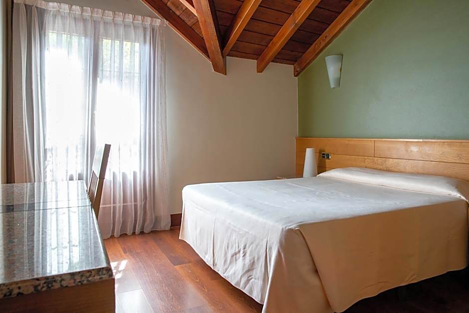 Photo 1 of 2 of Single Room