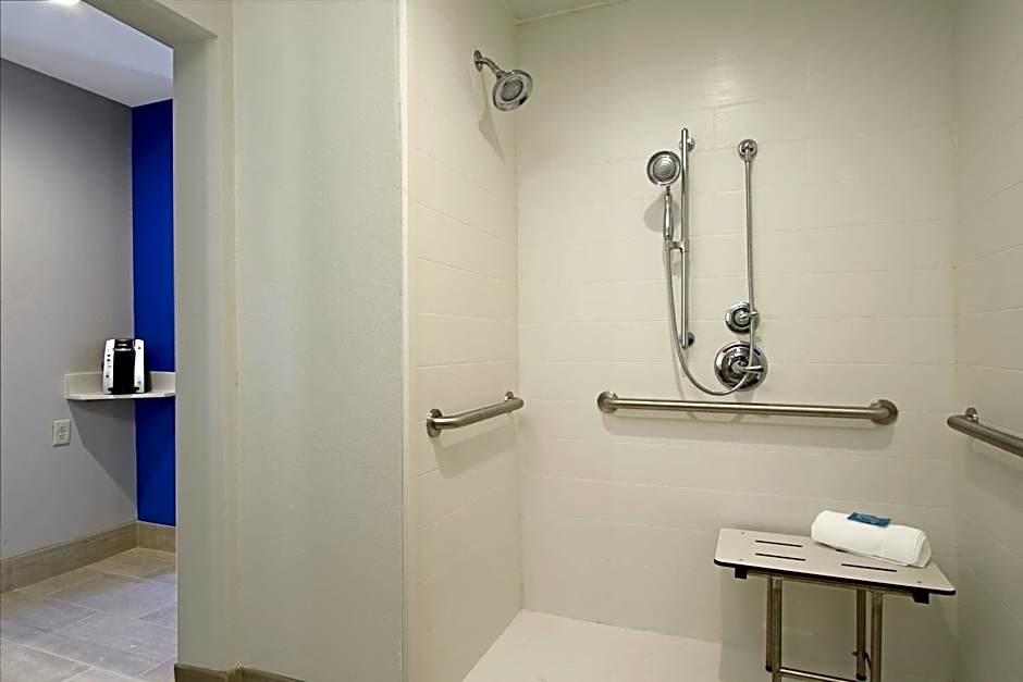 Holiday Inn Express & Suites Columbus North By IHG