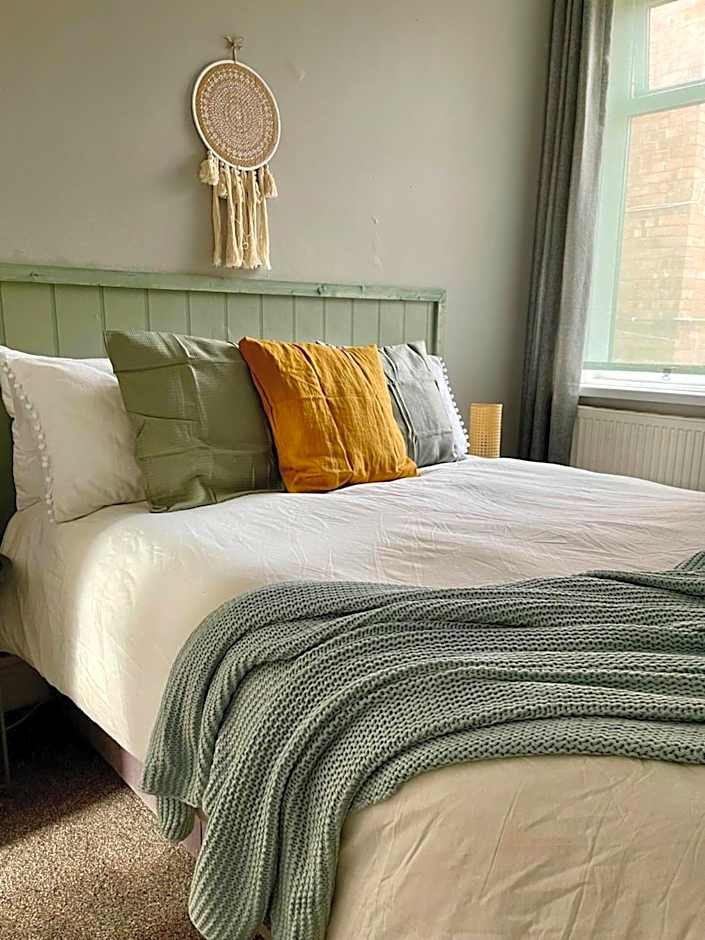 Gorgeous spacious 2 BR home 10 mins to city