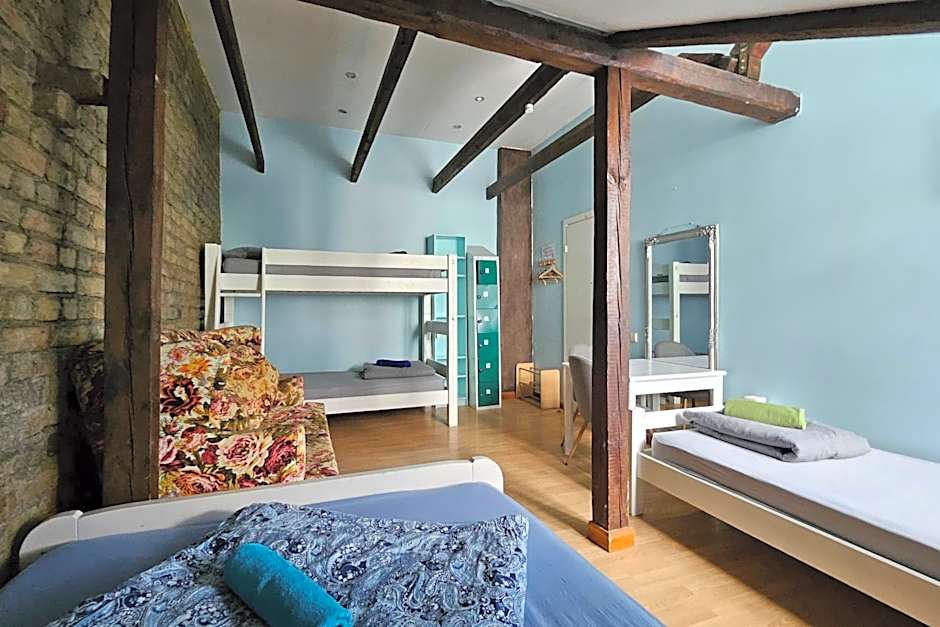 Foto 1 de 4 de Bed in 4-Bed Female Dormitory Room