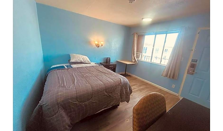 Photo 1 of 6 of 1 Queen Bed