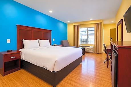 Deluxe King Bed Accessible Non-Smoking