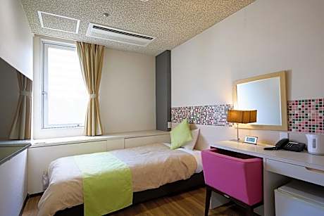 Moderate Single Room - Non-Smoking, Check-In After 5:00 PM and Check-Out Until 10:00 AM