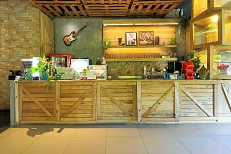 Labuana Homestay and Cafe Garden Makassar by ZUZU