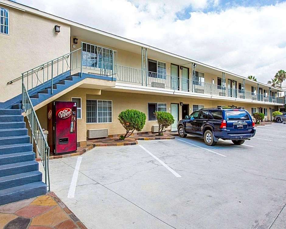 Inn at 50 - Long Beach Convention Center