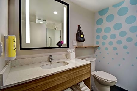 1 King Mobility Accessible W/Bathtub