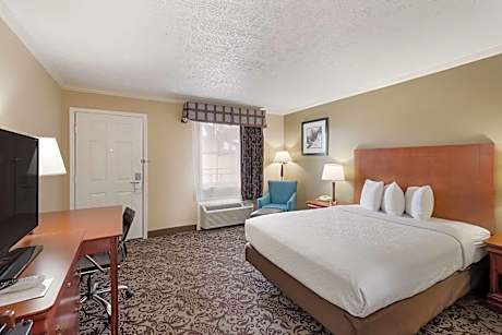 1 Queen Bed Non-Smoking Microwave And Refrigerator Wi-Fi Full Breakfast