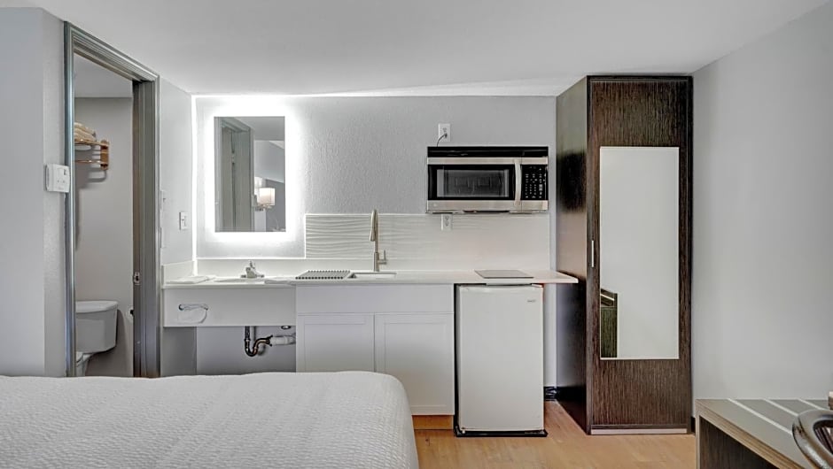 Days Inn & Suites by Wyndham Niagara Falls/Buffalo