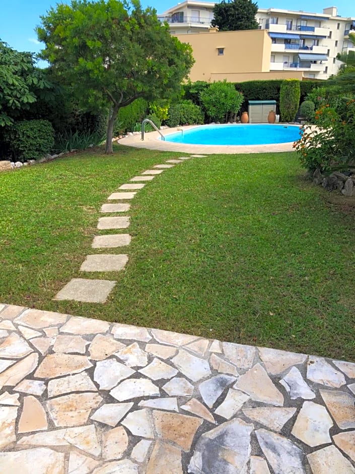 Villa C3 Arthur Rimbaub chambre d¿hôte piscine proche mer plage 600m