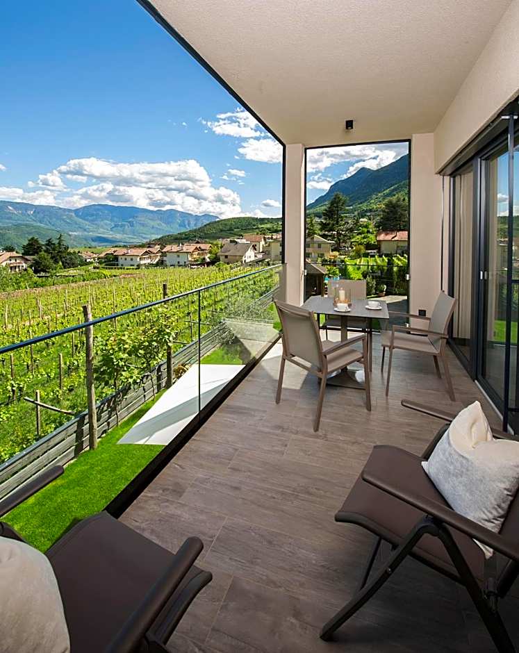 Haus Gregori Modern & Central Stay in Vineyard with Rooftop & Served Breakfast