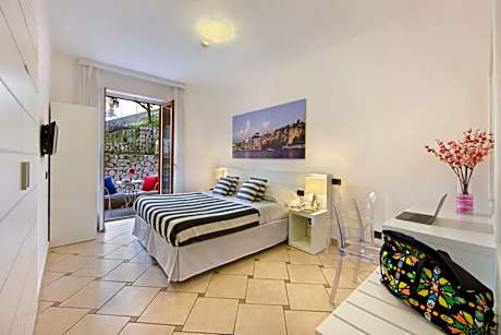 Economy Double or Twin Room with Balcony Internal View