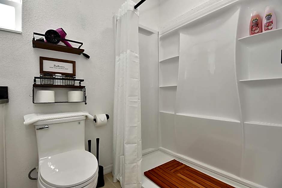 Daytona Studio Suite Queen Bed Walk In Shower #3