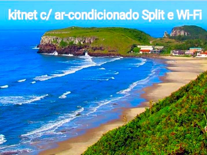 KITNET S2 em TORRES-RS - Na mais bela praia Gaúcha - Cozinha - Banheiro - Ar condicionado - TV smart 32' - Wi-Fi - Estacionamento - Anfitriã Superhost no BnB
