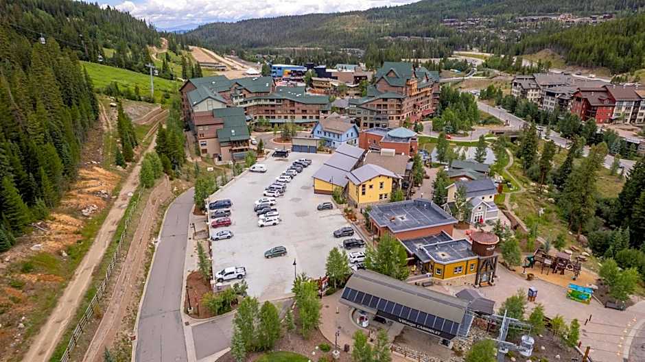 Comfy condo next to Gondola