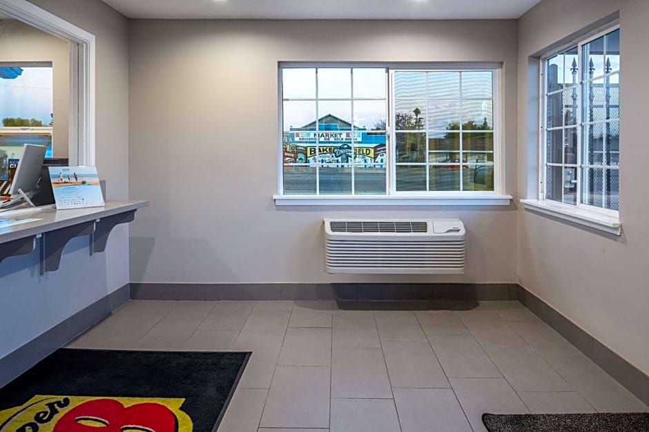 Super 8 by Wyndham Bakersfield CA