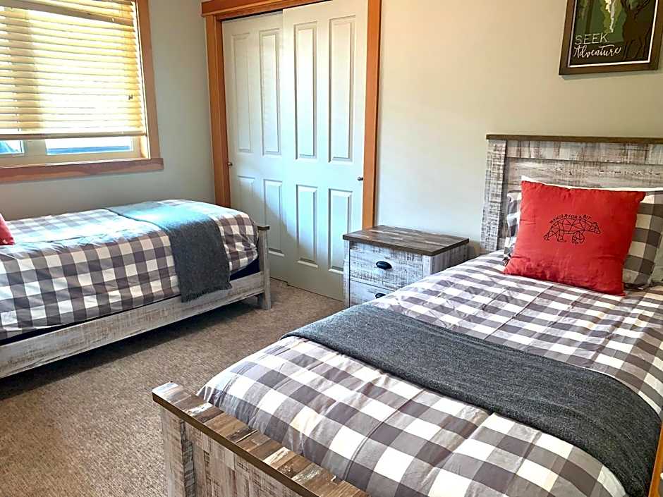 Suites with Pool & Hot tubs managed by Little Sister Getaways