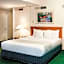La Quinta Inn & Suites by Wyndham Indianapolis Airport Lynhurst