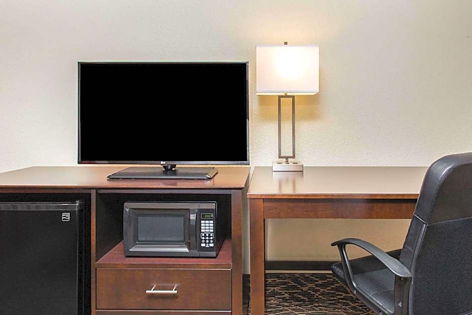 La Quinta Inn & Suites by Wyndham Clearwater Central