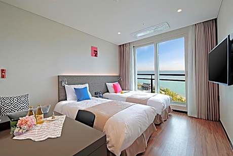 Premier Twin Room with Partial Sea View