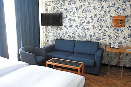 Family Room (2 Adults + 2 Children)