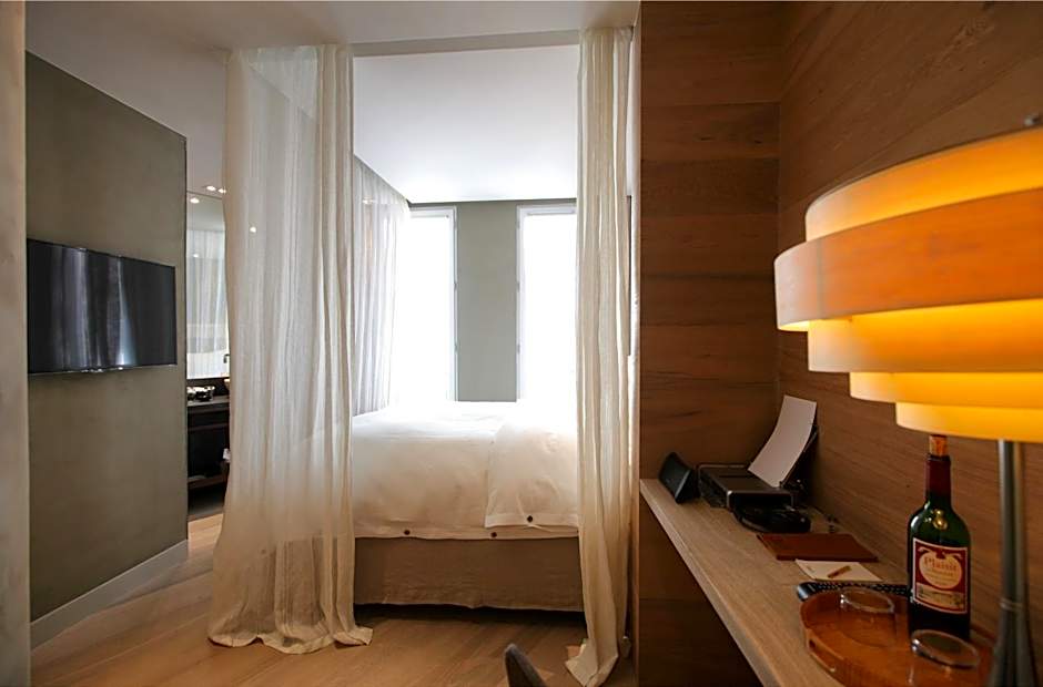 Hidden Hotel By Elegancia