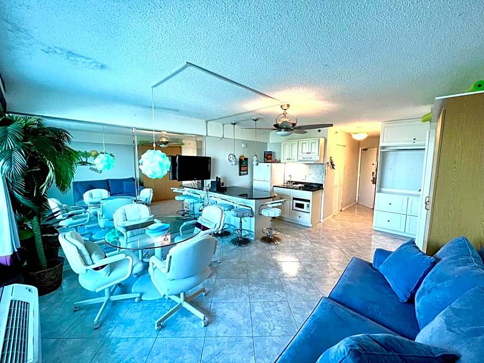3rd Floor Balcony Beach View Studio Condo in the Beach Club