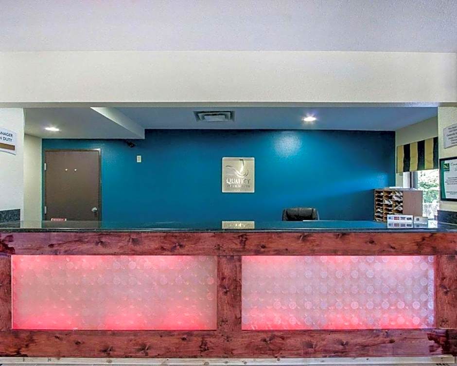 Econo Lodge Inn & Suites