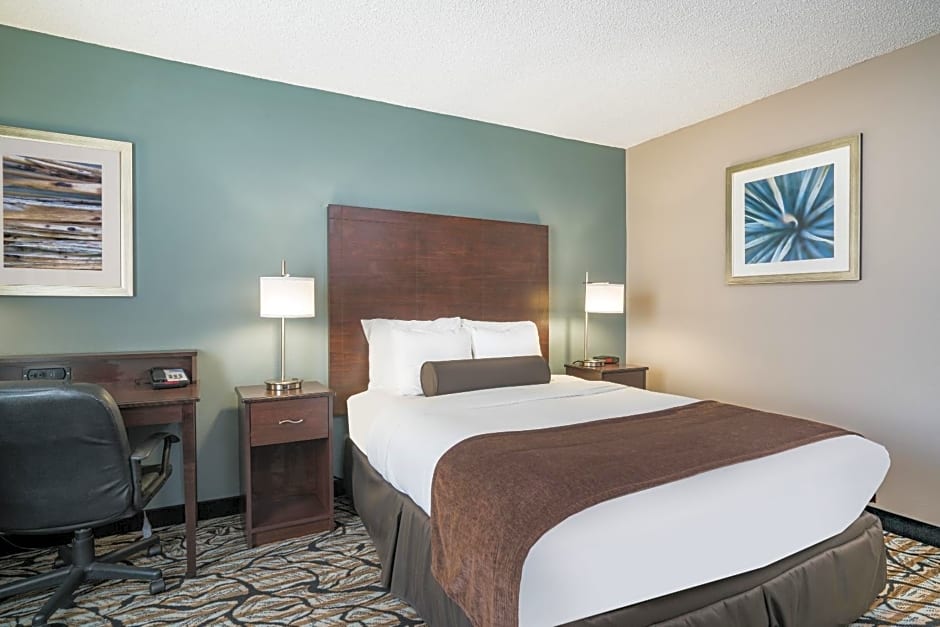 Days Inn & Suites by Wyndham Wausau