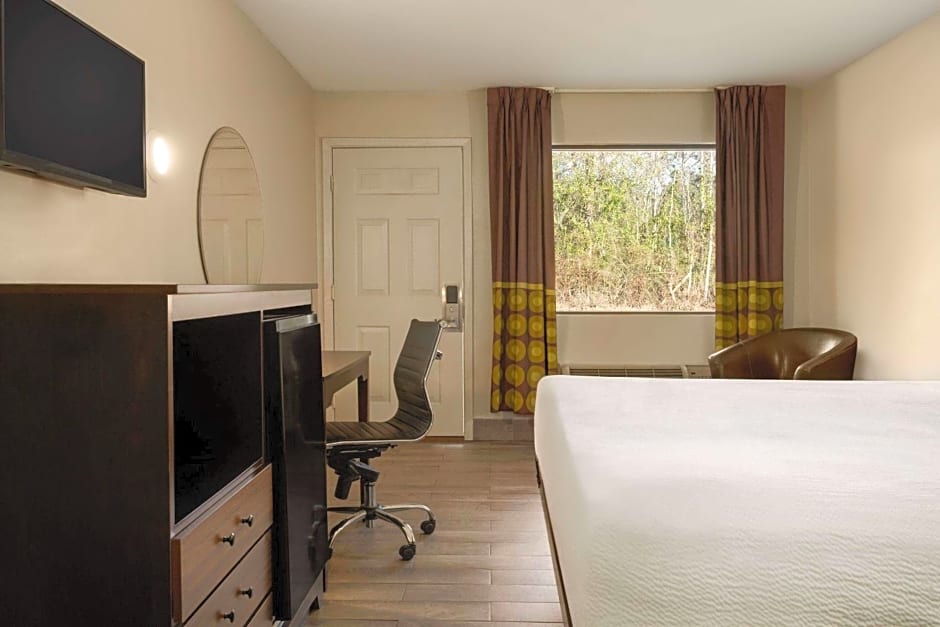 Super 8 by Wyndham Ocean Springs Biloxi