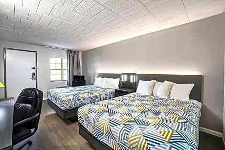 Deluxe Queen Room with Two Queen Beds - Smoking