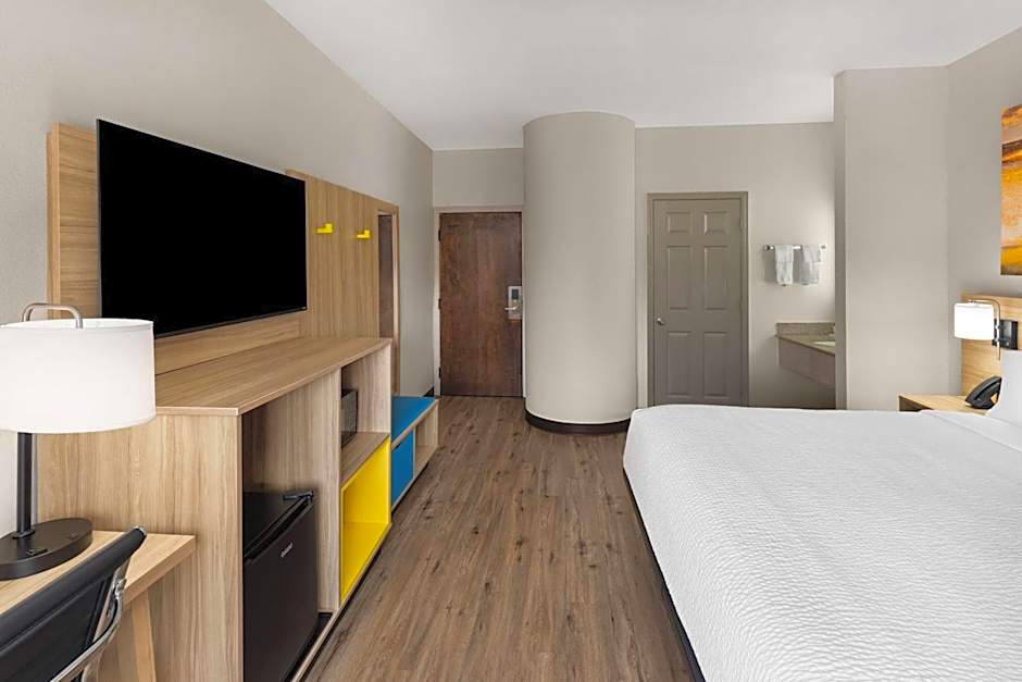 Days Inn by Wyndham McDonough