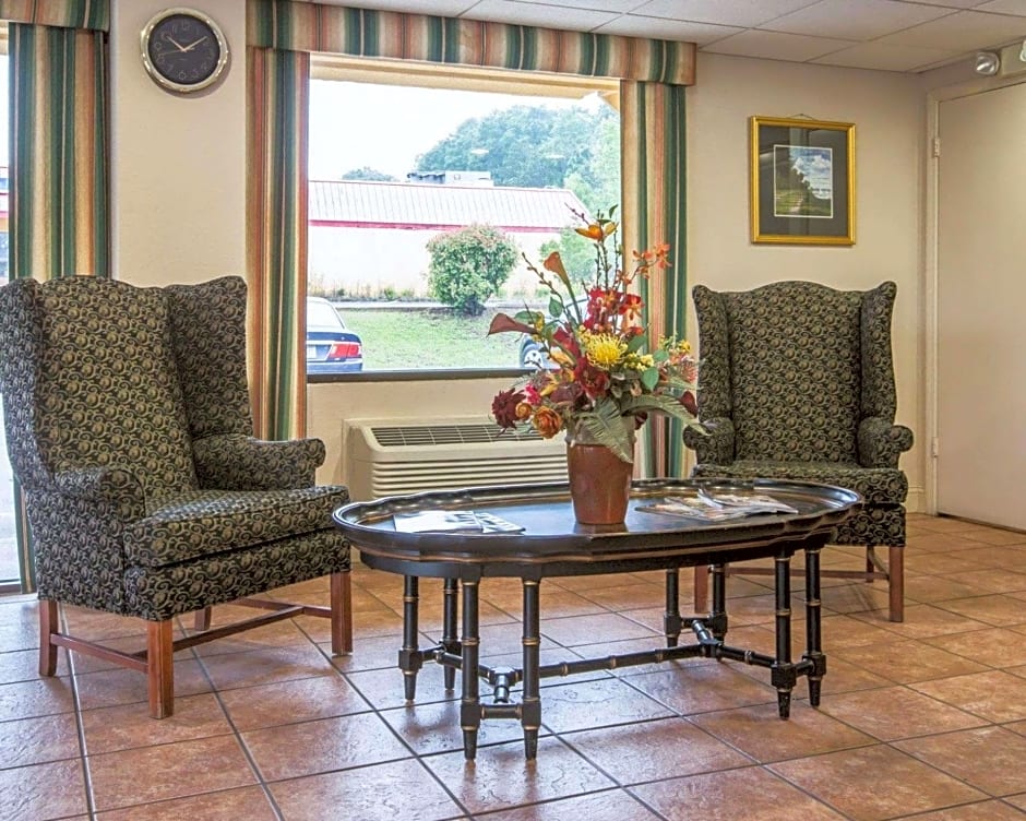 Econo Lodge Inn & Suites at Fort Benning