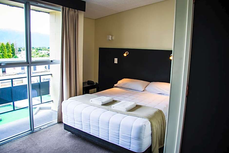 Fiordland Hotel