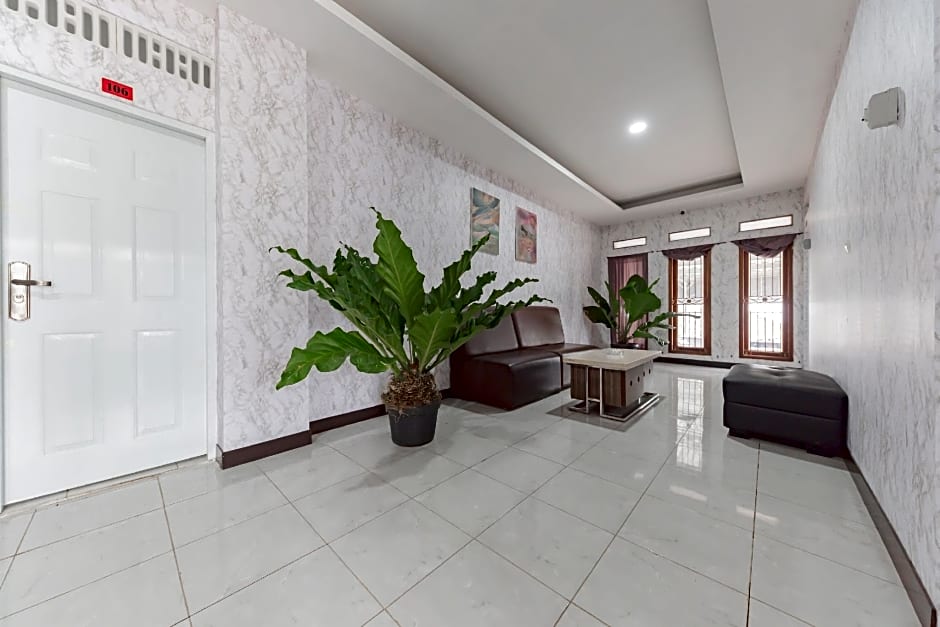 RedDoorz Syariah Plus near Tugu Bubur Ayam Cianjur