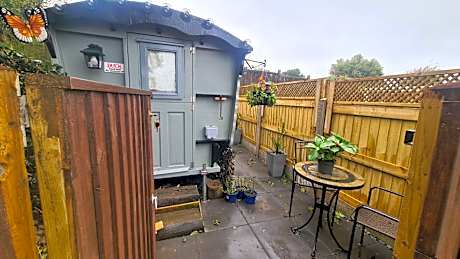 Blue bells Small but quirky & Cozy Shepherd's Hut