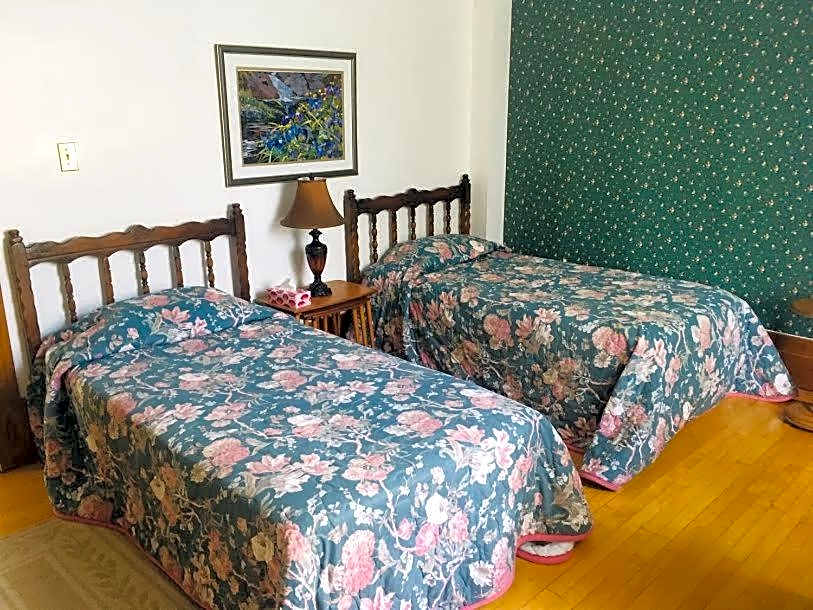 Le Petit Château Montebello B&B