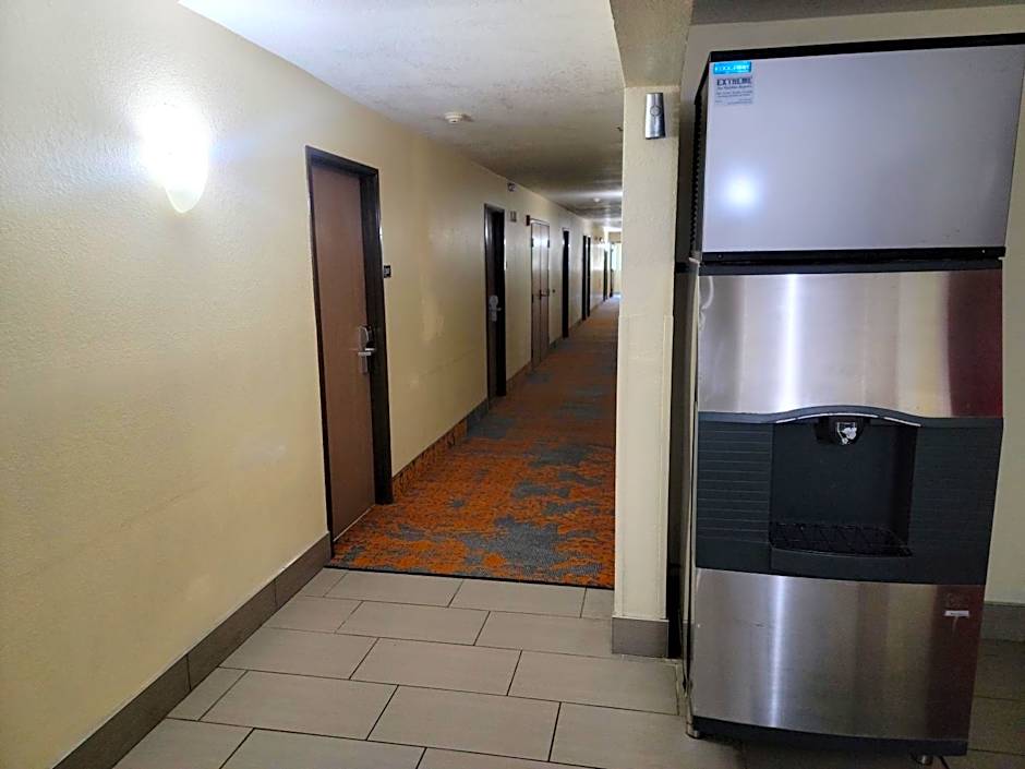 Super 8 by Wyndham Clearwater/St. Petersburg Airport