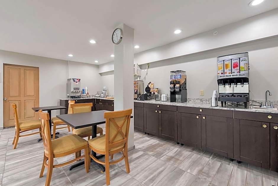 Econo Lodge Inn & Suites Mason City - Clear Lake