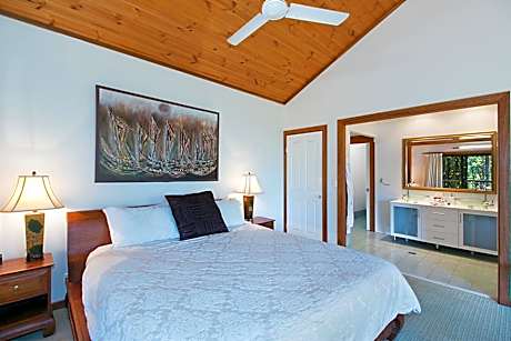 Pinnacle One-Bedroom Cottage with Hot Tub