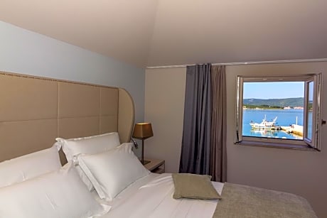 Deluxe Double Room with King size bed sea view