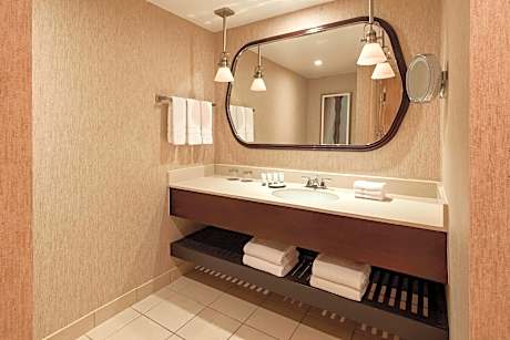 Suite, 1 Bedroom, Corner (1 King Bed)