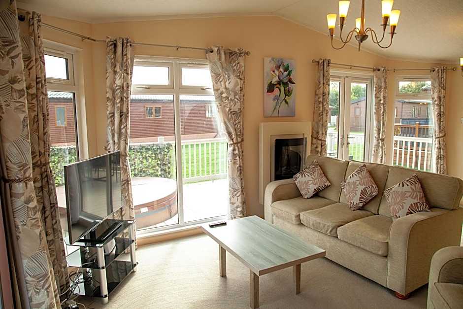 Saffron Lodge With Hot Tub