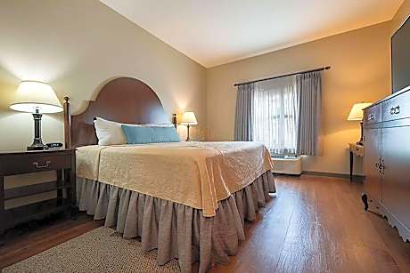 King Room with Roll-in Shower - Mobility Access/Non-Smoking