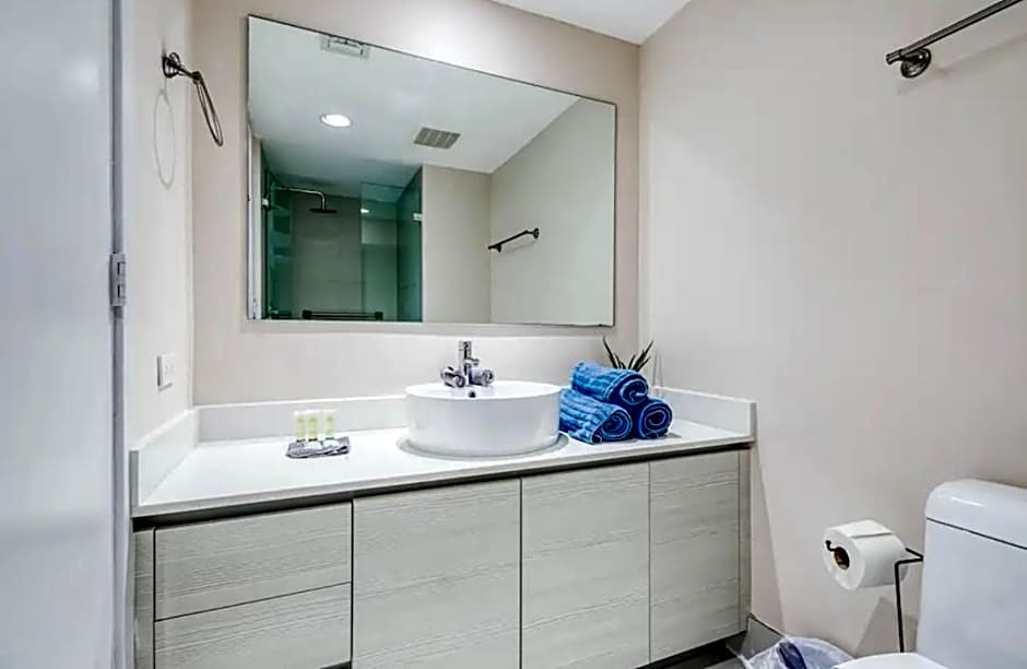 Stunning Penthouse Suite Waterfront 2BD 2BA