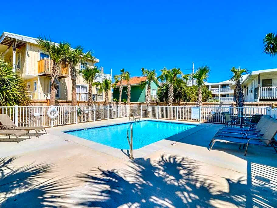 TRUE BLUE-Coastal cottage-3 min walk to beach! POOL!