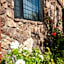 Studio City Court Yard Hotel
